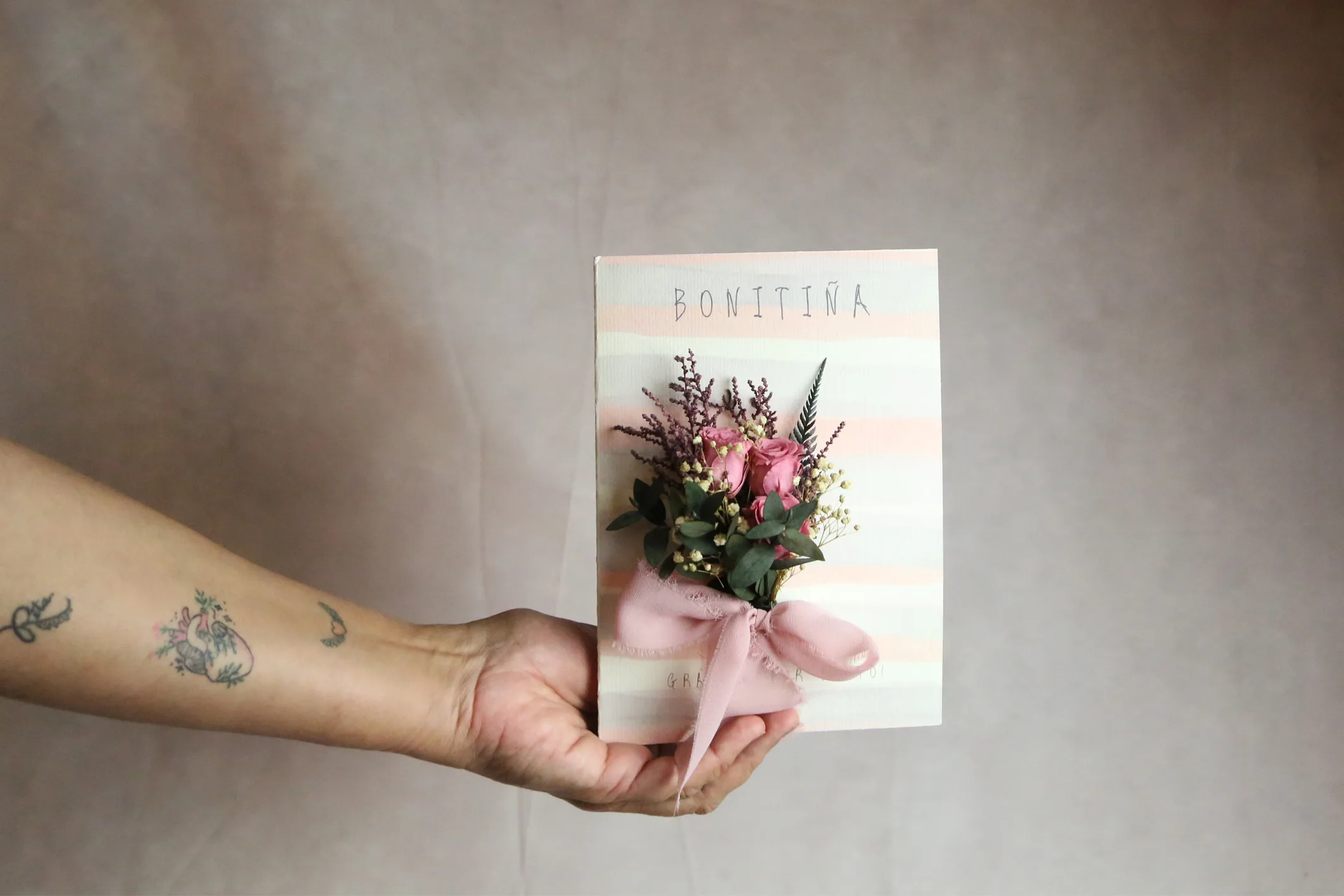 Pack Amistad La Vie En Rose Tarjeta con flores